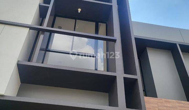 Rumah Kekinian 2 Lantai Carport Luas di Alam Signature Suvarna 2