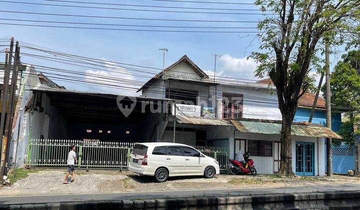 DIJUAL SECEPATNYA RUMAH LOKASI SANGAT STRATEGIS DI JALAN RAYA 2