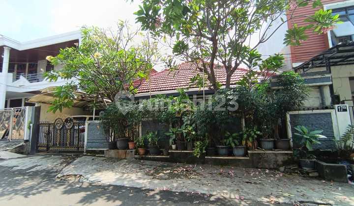 Spacious House in West Tebet Dalam, Premium Location, Area 308 M 2