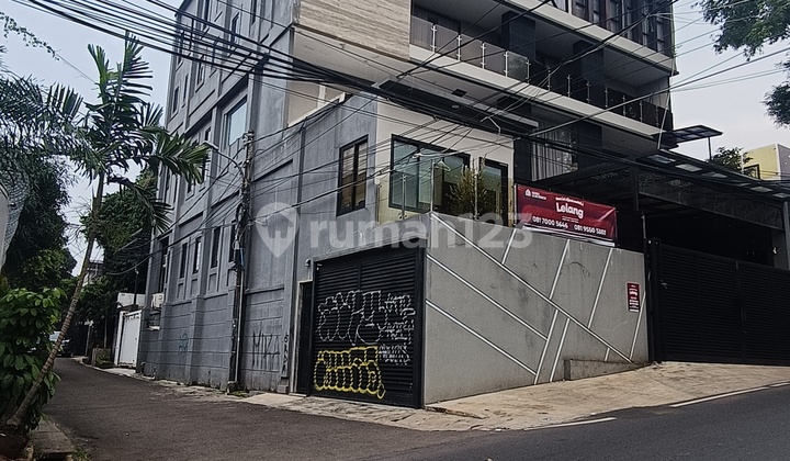 Bangunan 3 Lantai,Luas 326M di Jalan Kemang Utara Lokasi Strategis, Cocok untuk Perkantoran, Cash Only