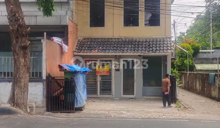 Rumah Sederhana 108M² di Warung Buncit - Depan Jalan Raya Besar, Lokasi Strategis!