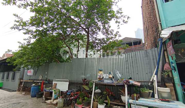 Land 205m on Kebalen Street, Kebayoran Baru - House Demolished, Suitable for Reconstruction - Cash Only