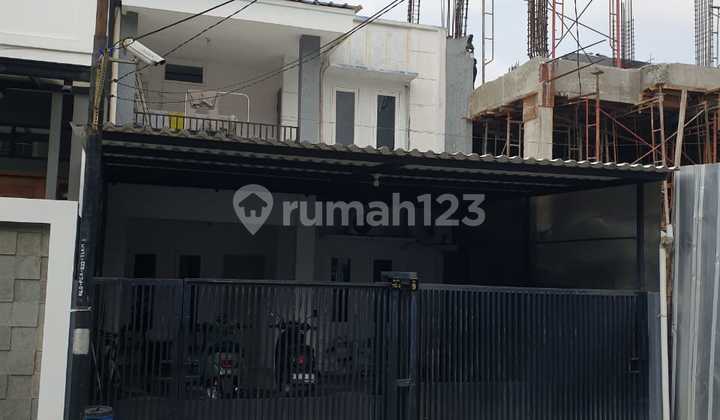 Cash Only Rumah Modern Luas 120M di Kelapa Gading Lokasi Strategis
