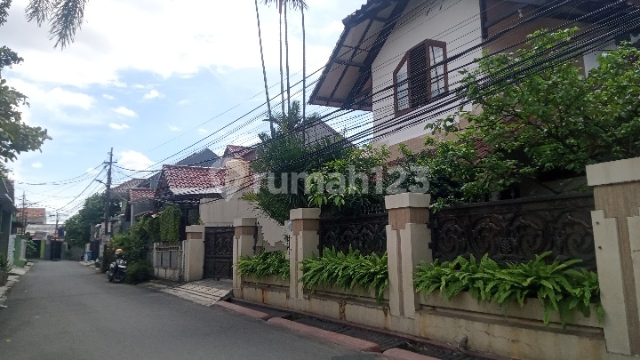 Rumah Siap Huni 2 Lantai, Luas 331 M di Jalan Swadaya, Pejaten Jaksel Dekat KRL 2