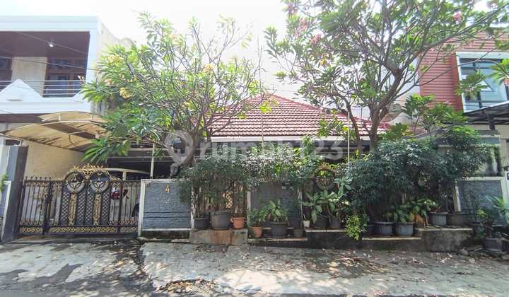 Spacious House in West Tebet Dalam, Premium Location, Area 308 M