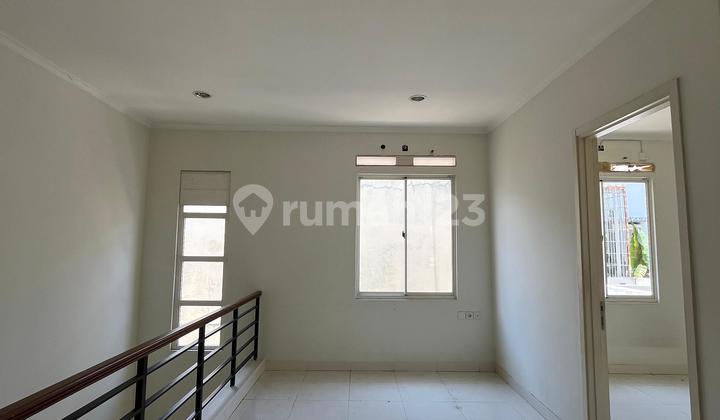 Quick Sale Ready-to-Occupy House in a Premium Area, Strategic Location Near Culinary Center, Shopping, Schools, and Hospital the Spring, Gading Serpong