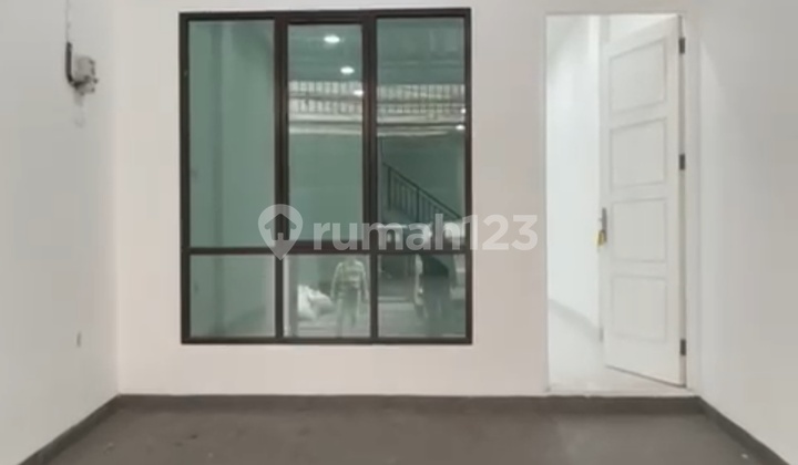 Rumah Baru 3.5 Lantai Jelambar Cantik Siap Huni Rumah Baru 3.5 Lantai Jelambar Cantik Siap Huni