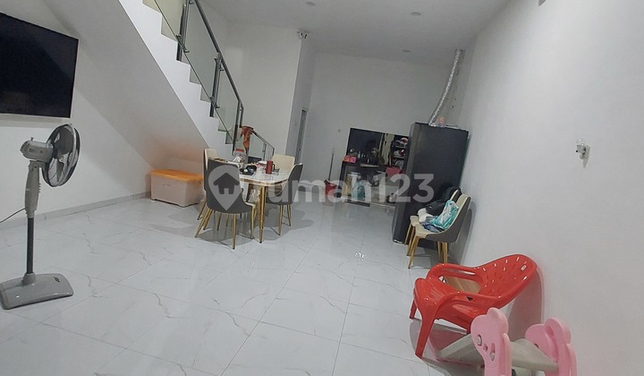 Rumah Modern Minimalis 3 Lantai Teluk Gong Siap Huni 2