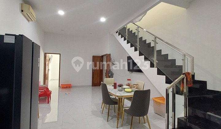 Rumah Modern Minimalis 3 Lantai Teluk Gong Siap Huni