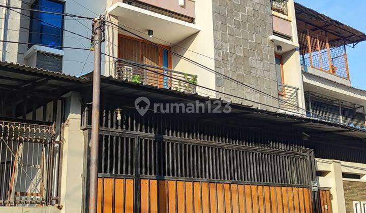 Dijual Rumah cantik 3 Lantai di Kavling Polri Jelambar, Jakarta Barat 1