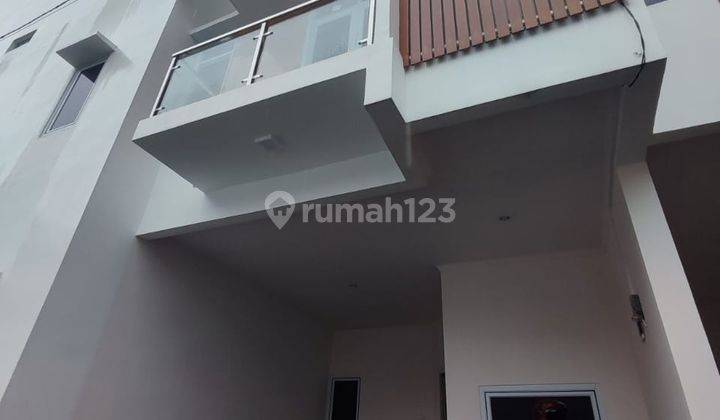 Di  Rumah Taman Cipinang Rawamangun Jakarta Timur 1