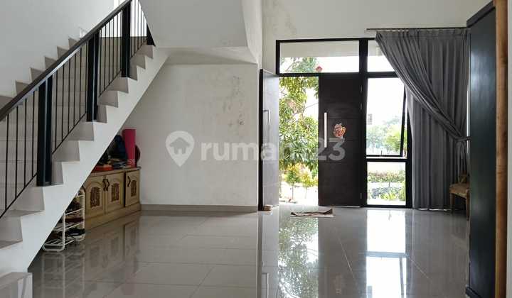 Disewakan rumah pik 2 ukuran 10x30 2.5 lantai semi furnish ! 1