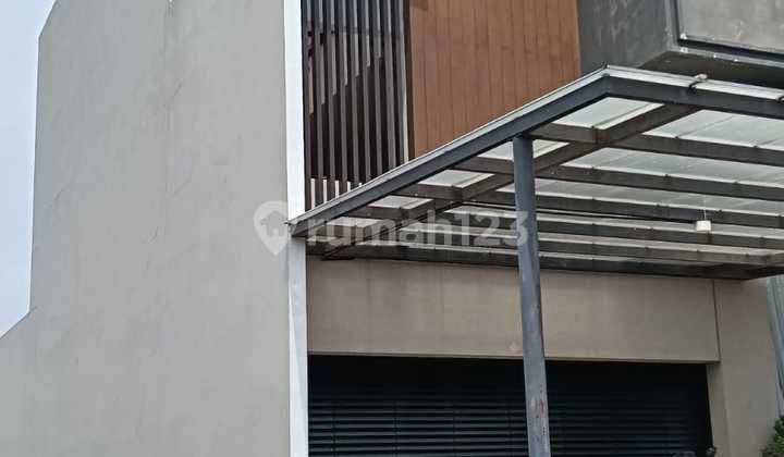 Disewakan rumah pik 2 ukuran 10x30 2.5 lantai semi furnish ! 2