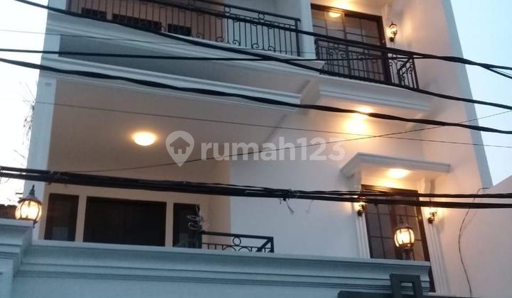 Dijual & Disewakan - Rumah Modern, Kebon Jeruk - Jakarta Barat Dijual & Disewakan - Rumah Modern, Kebon Jeruk - Jakarta Barat