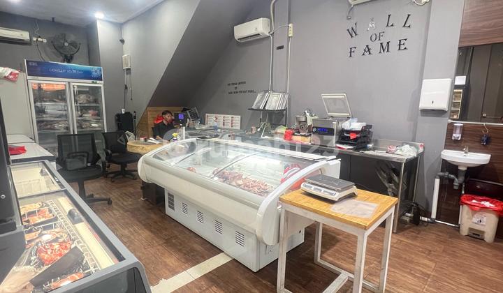 Ruko Ramai Di Pasar Paramount Hadap Jalan Raya