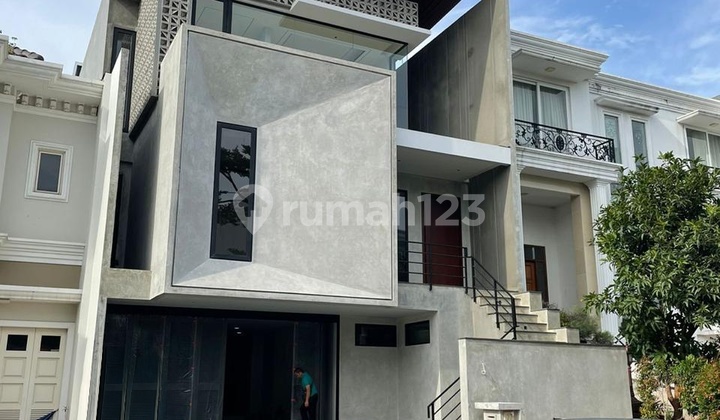 Price Drop Luxury 3-Story Independent Building in Aristoteles