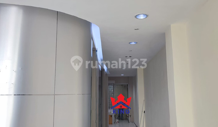 Ruko 3 Lantai Tengah Kota Area Komersil Disewakan  2