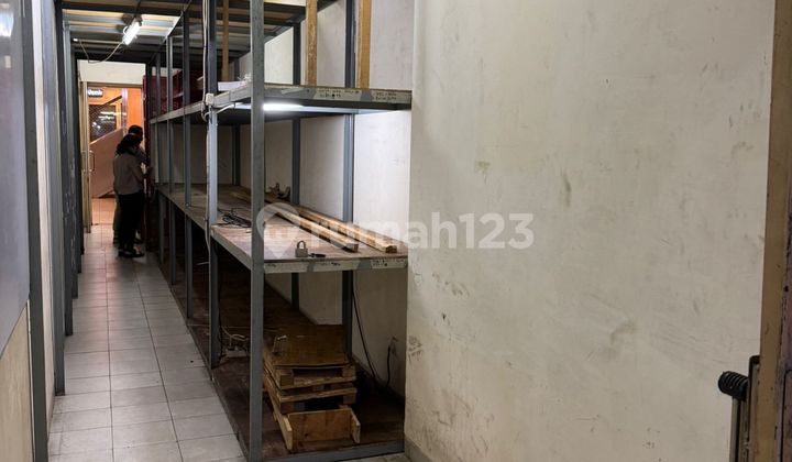 Kios Ltc Glodok. Ruang Usaha 2 Pintu Akses Lokasi Semi Basement Area Ramai Strategis Kios Ltc Glodok. Ruang Usaha 2 Pintu Akses Lokasi Semi Basement Area Ramai Strategis