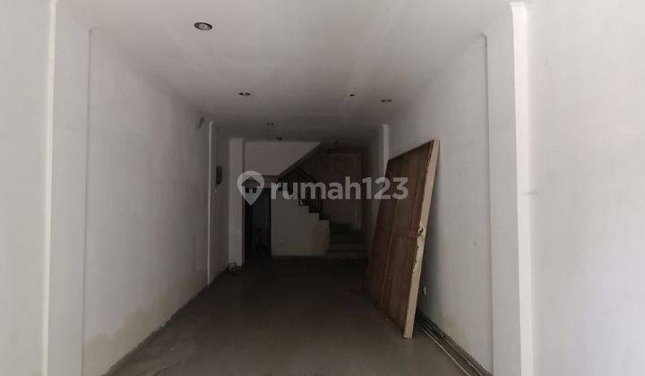 Cheap 3-Storey Shophouse on Diponegoro Main Street SHM Suitable for Offices and Shops 1