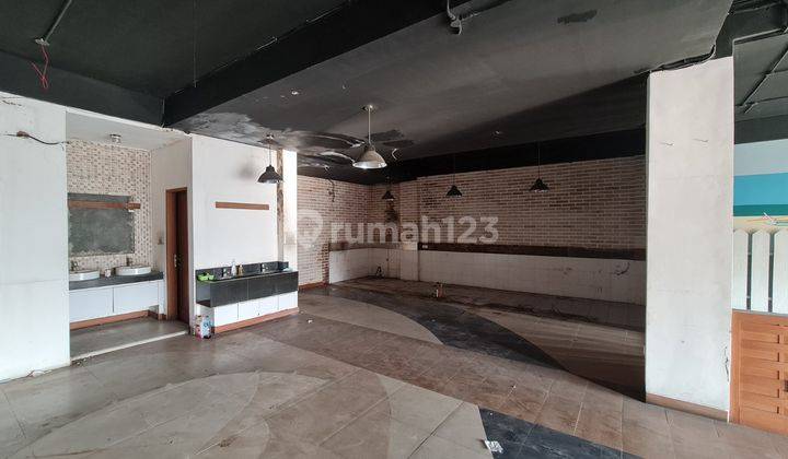 Attached Shophouse for Rent in the Premium Sunset Road Kuta Area, Very Commercial Large Parking Area 2
