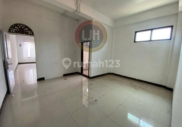 Suitable for Business! Shophouse for Lease with 2.5 Storey in Commercial Area Gunung Agung Denpasar 2