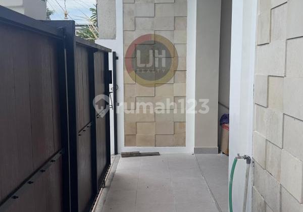 Modern Design 3 Floor House for Sale with 4 Bedrooms. Close to Gatot Subroto Barat 1