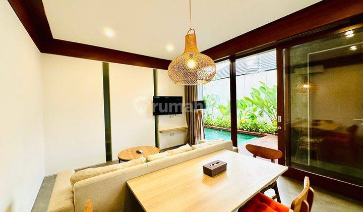 ruang tamu villa cantik furnished siap huni