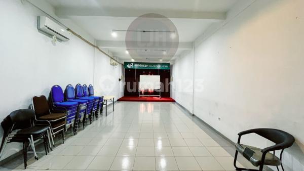 3 Storey Shophouse at Jl. Raya Puputan, Renon, near Level 21 Mall, Renon Park, and Sanur area, ideal for business or office use. 2