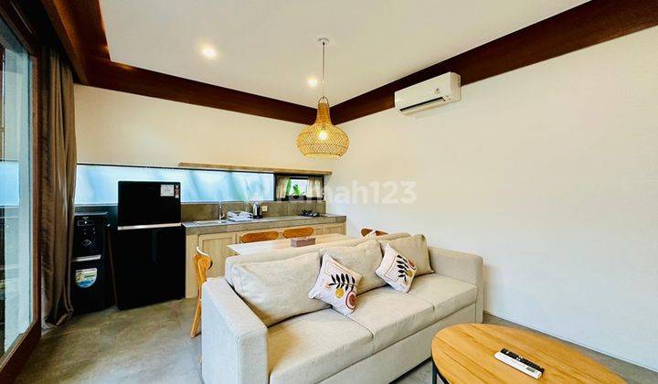 ruang tamu villa cantik furnished siap huni