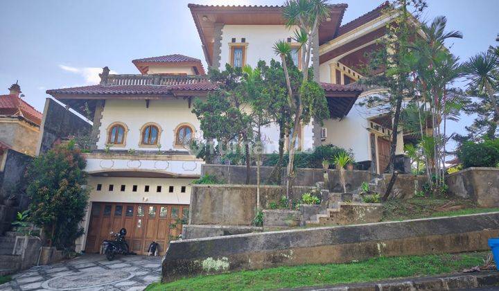 tampak depan rumah luas besar di teras