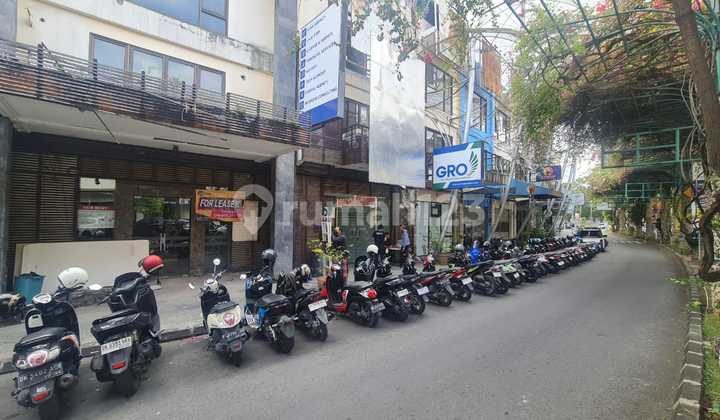 Four-Story Shop-House in the Istana Kuta Galeria Shopping Area, Spacious and Affordable, Close to Kuta and Seminyak, Suitable for Various Businesses. Four-Story Shop-House in the Istana Kuta Galeria Shopping Area, Spacious and Affordable, Close to Kuta and Seminyak, Suitable for Various Businesses.