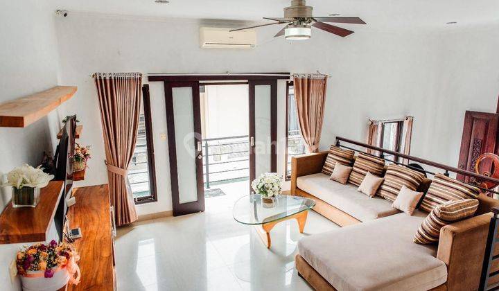 ruang tamu villa baru renovasi luas 2