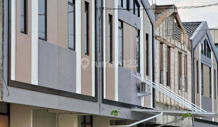 Lingkungan asri rumah dua lantai di kota Jababeka 2