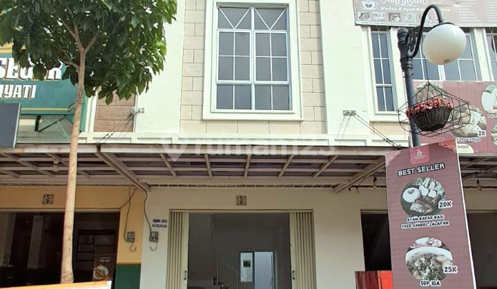 Ruko Bagus Parkiran Luas dan Terbuka di Jalan Boulevard Jababeka