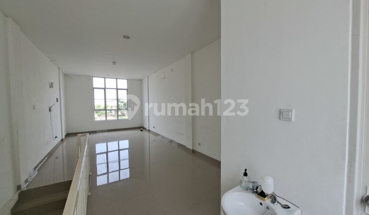 Shop house on Boulevard Street in the middle of the dense residential area of Sportcity Jababeka.