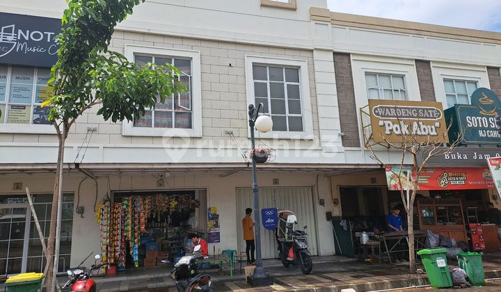 Shop house on Boulevard Street in the middle of the dense residential area of Sportcity Jababeka. Shop house on Boulevard Street in the middle of the dense residential area of Sportcity Jababeka.