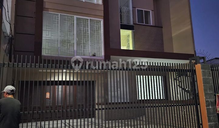 2-Story House in Citra 5 Boulevard Size 12x30m 2-Story House in Citra 5 Boulevard Size 12x30m