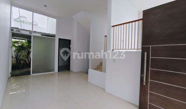 3-Story House with Mezzanine, Citra 8, Size 8x18m 3-Story House with Mezzanine, Citra 8, Size 8x18m