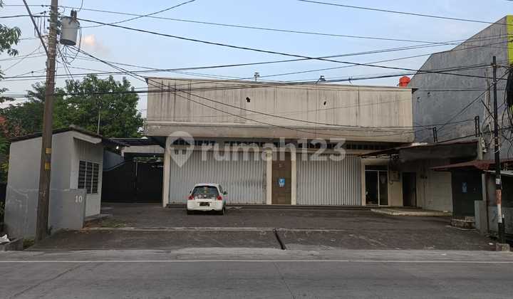 Residential and store buildings on Gajah Raya Street, Gayamsari, Semarang. 1