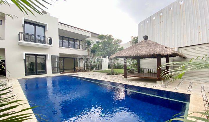 Rumah Cantik Siap Huni Dengan Kolam Renang Dalam Cluster Exclusive