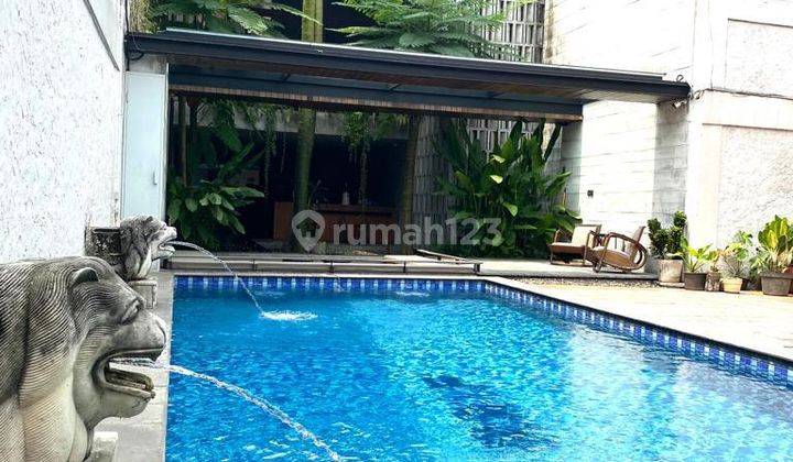 Rumah di Kompleks Warga Indah Dengan Kolam Renang 1