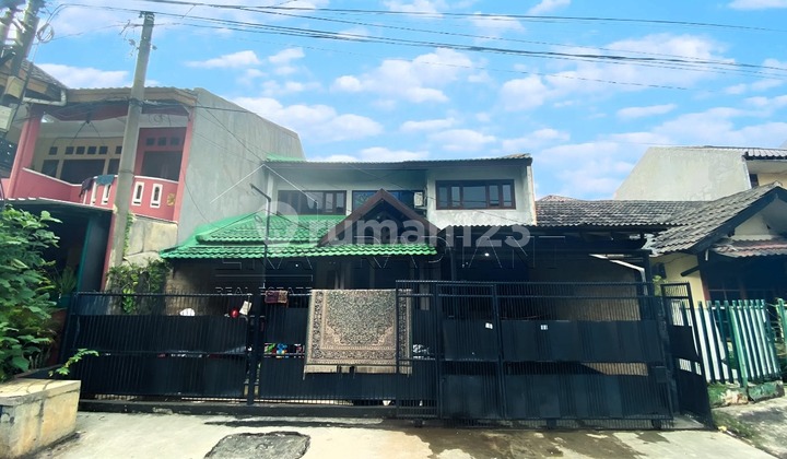 A 2-Story House With 4 Bedrooms in Ciputat, Taman Kedaung Complex 2