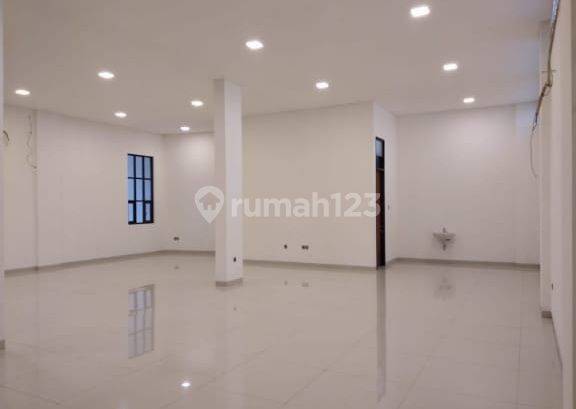 JUAL GEDUNG 3 Lantai UNTUK USAHA & Kantor di Mainroad Sumbersari SHM 2