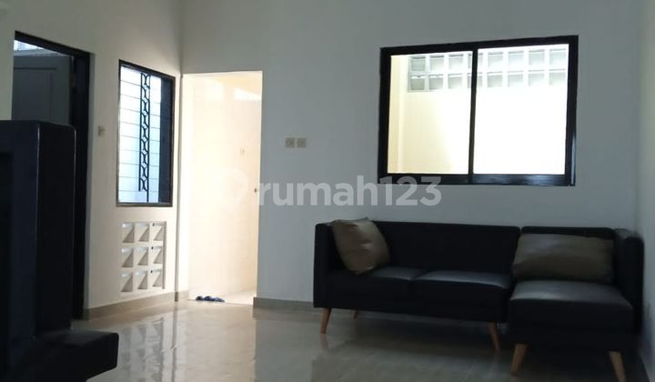 ruang keluarga rumah bagus di komplek pesona