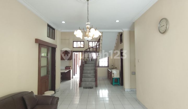 Rumah Bagus di Komplek Setramurni 2 Lantai SHM Barat