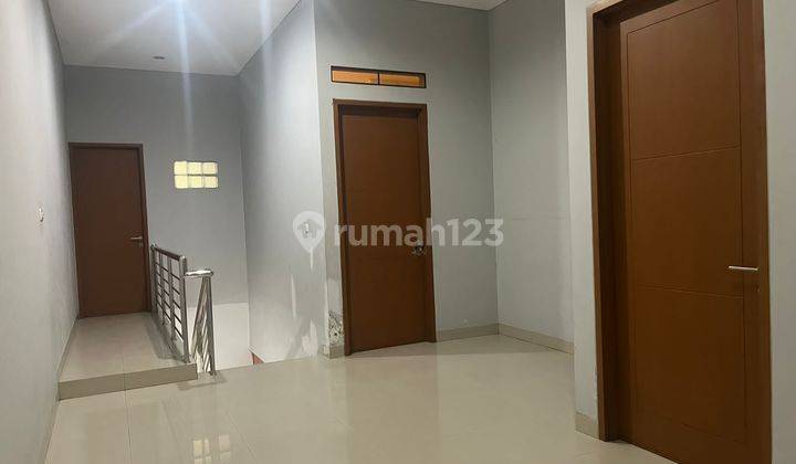 Rumah Bagus 2 Lantai SHM di Taman Holis Indah 1 2