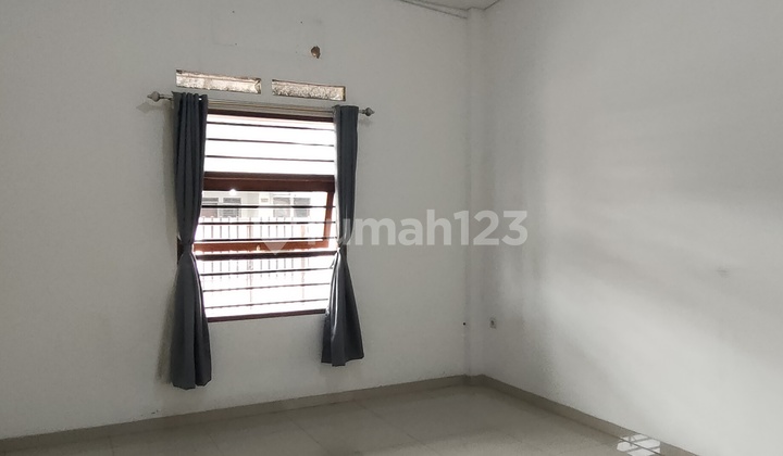 Rumah di Komplek Taman Holis Indah 2, SHM Timur Dekat Akses Tol 2