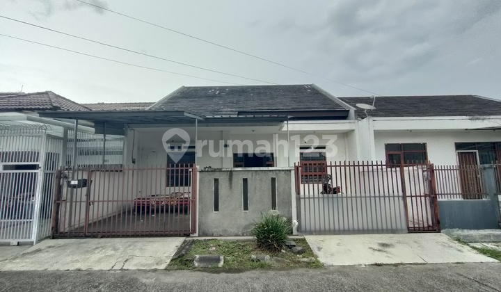 Rumah di Komplek Taman Holis Indah 2, SHM Timur Dekat Akses Tol