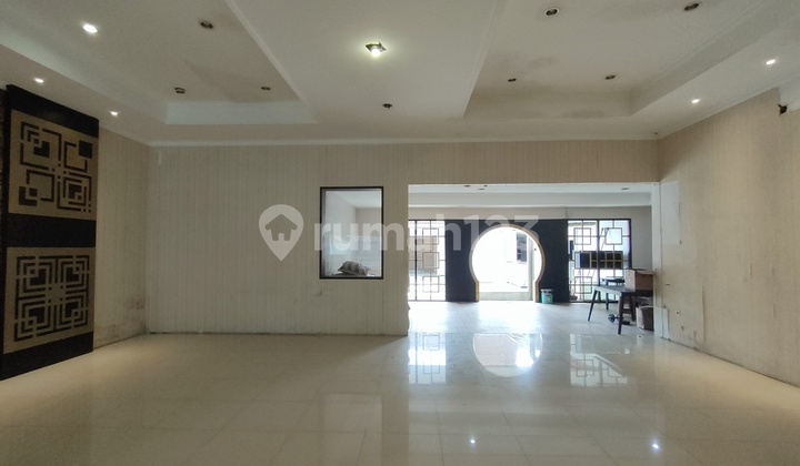 Business Space on Main Road Dr. Cipto with SHM, Suitable for Cafe / Clinic Business Space on Main Road Dr. Cipto with SHM, Suitable for Cafe / Clinic