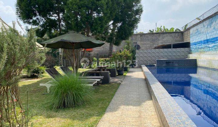 kolam renang rumah villa di villa trinity